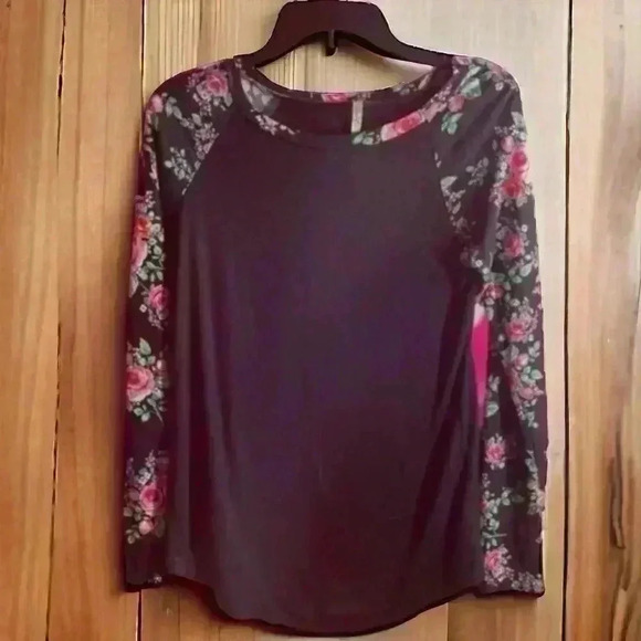 Goo Yoo Women's size medium black tunic tee with flowered sleeves. - Picture 1 of 2